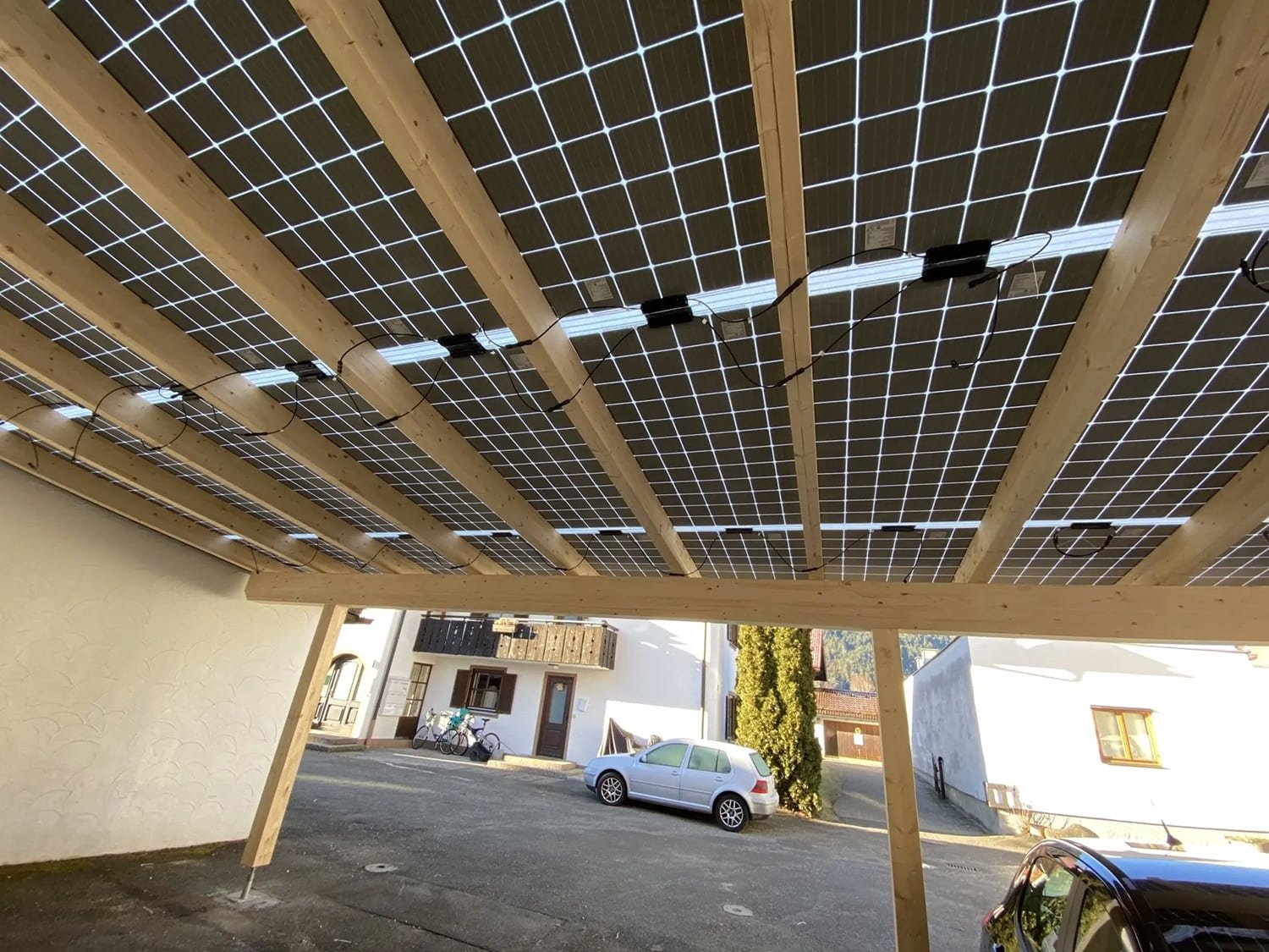 Holzunterkonstruktion Solar Doppelglasmodule Photovoltaik PV Dach PVC Carport Unteransicht