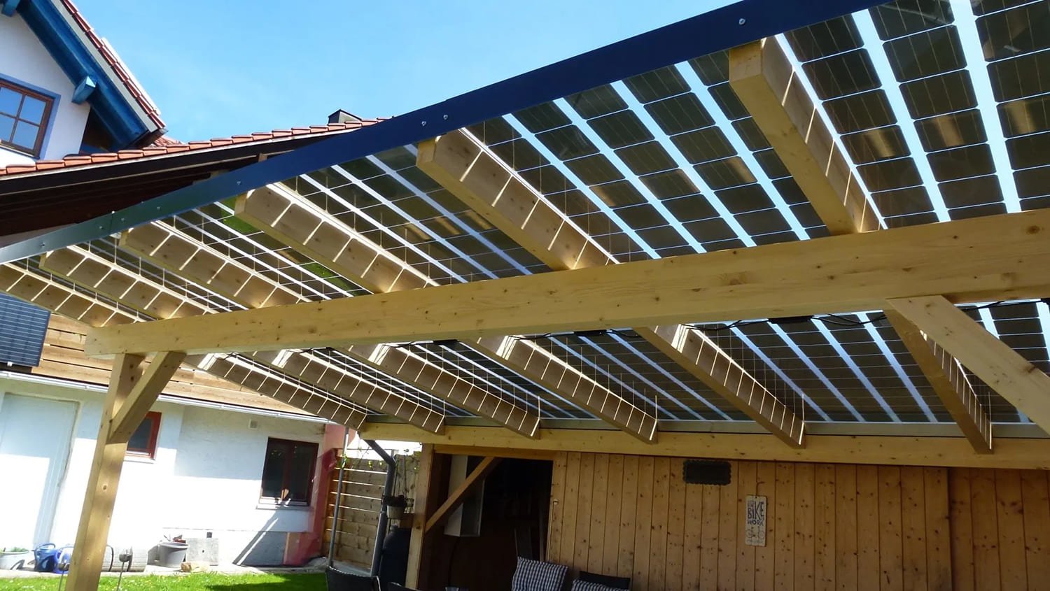 Holzterrasse Photovoltaik Holzunterkonstruktion Glas Glas Module Solar
